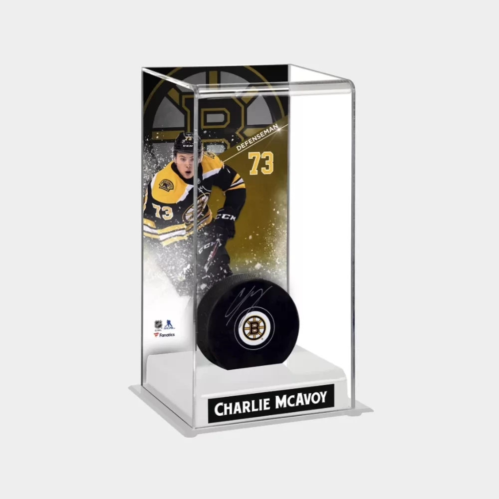 Charlie McAvoy podepsaný puk s vitrínou