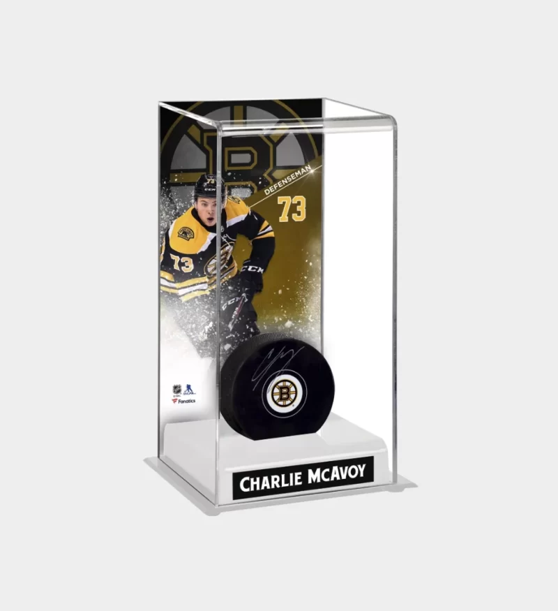 Charlie McAvoy podepsaný puk s vitrínou